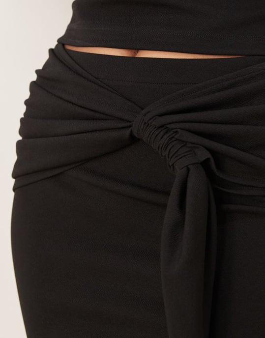 ASOS DESIGN draperad knytmidje-detalj minikjol set i svart - Image 3