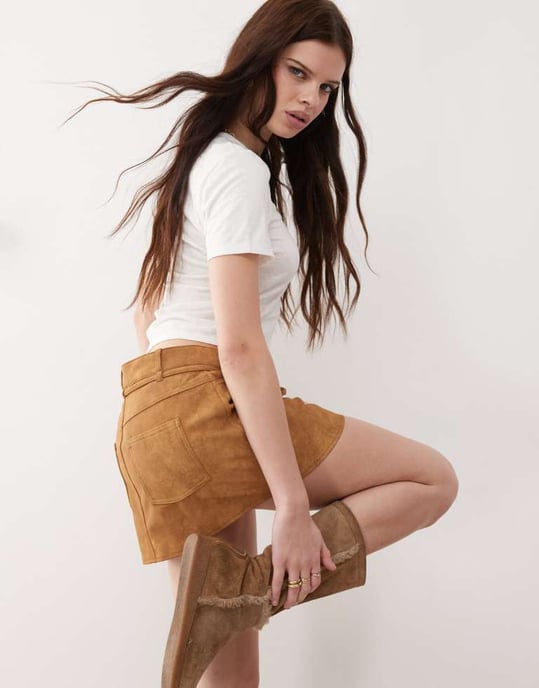 Monk västerländsk imitat läder låg midja mini kjol med knytning i beige - Image 2