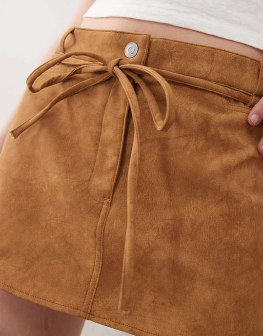 Monk västerländsk imitat läder låg midja mini kjol med knytning i beige - Image 3