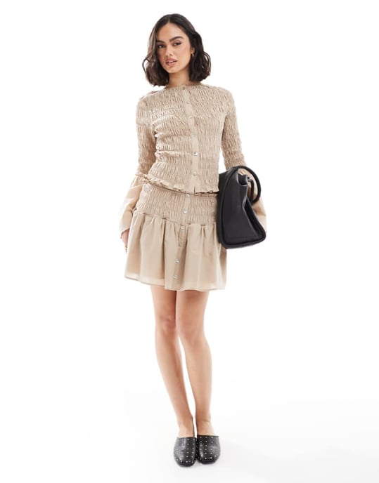 ASOS DESIGN rynkad kortkjol med sänkt midja i neutral färg - Image 1