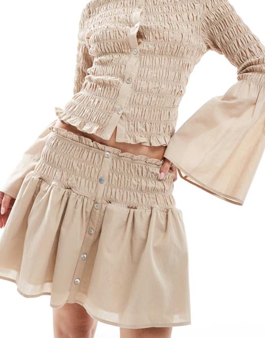 ASOS DESIGN rynkad kortkjol med sänkt midja i neutral färg - Image 2