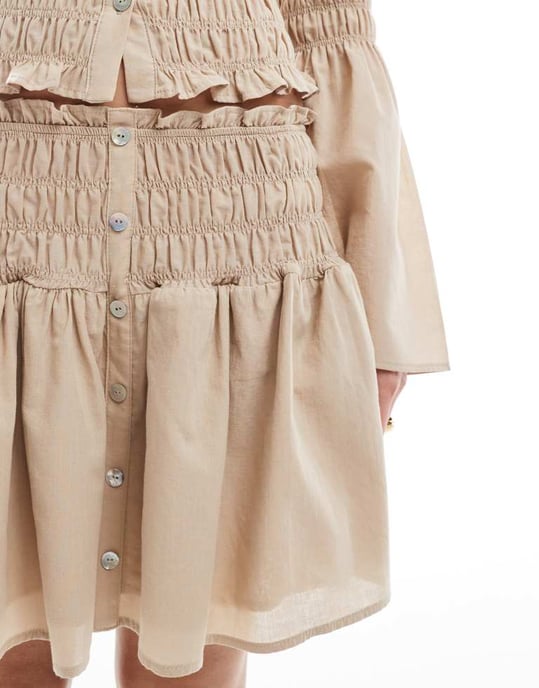 ASOS DESIGN rynkad kortkjol med sänkt midja i neutral färg - Image 3