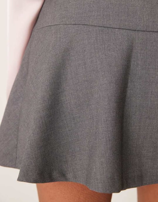 Abercrombie & Fitch hög midja flörtig mini skort i grått - Image 4