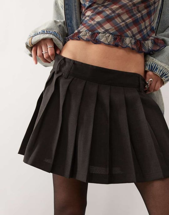 COLLUSION veckad mini kilt i svart - Image 4