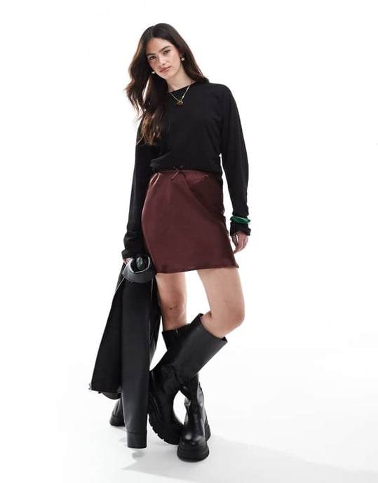 Miss Selfridge satin bias mini kjol med rosett i choklad - Image 2