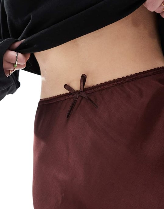 Miss Selfridge satin bias mini kjol med rosett i choklad - Image 3