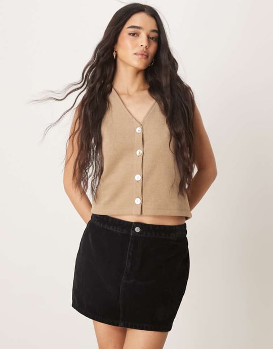 ASOS DESIGN flockad denim mini kjol i svart - Image 1