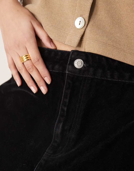 ASOS DESIGN flockad denim mini kjol i svart - Image 2