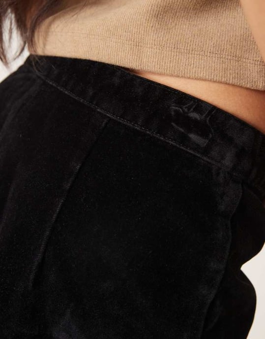 ASOS DESIGN flockad denim mini kjol i svart - Image 4