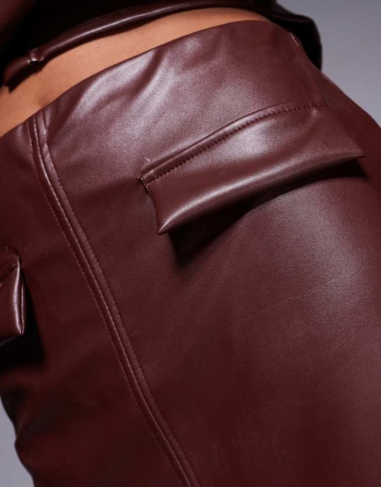 ASOS DESIGN koord faux läder mini kjol med fickdetaljer i brunt - Image 4