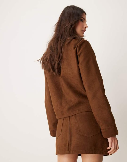 ASOS DESIGN fuskmocka mini kjol i tan - Image 3