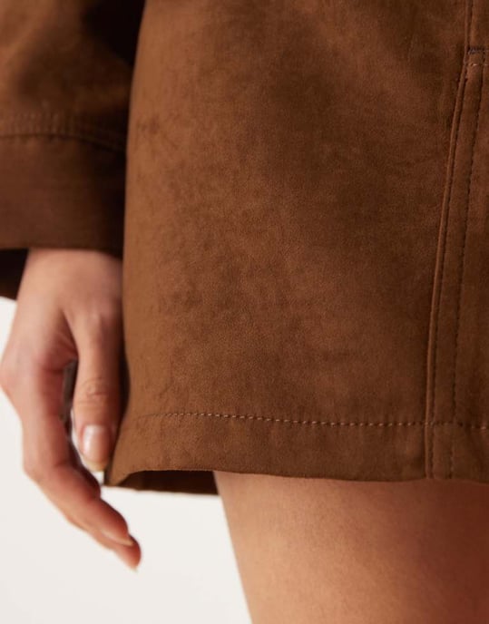 ASOS DESIGN fuskmocka mini kjol i tan - Image 4