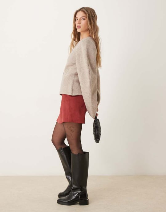 ASOS DESIGN suedette minikjol i bordeaux - Image 3
