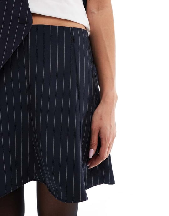 ASOS DESIGN skräddarsydd minikjol med sömdetaljer i marinblå randig koord - Image 2