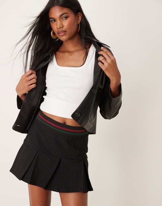 ASOS DESIGN minikjol med veck och kontrasterande midja i svart randig mönster - Image 2