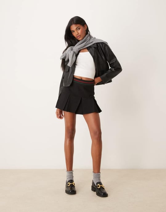 ASOS DESIGN minikjol med veck och kontrasterande midja i svart randig mönster - Image 3