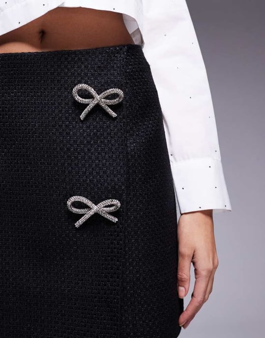 In The Style x Perrie Sian bouclé diamanté rosett detaljerad omslag mini kjol i svart - Image 4