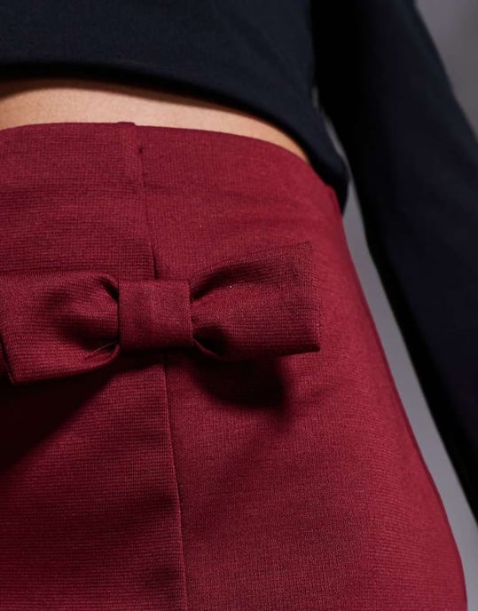 ASOS DESIGN a-linjär mini kjol med rosettdetaljer i burgundyröd - Image 3
