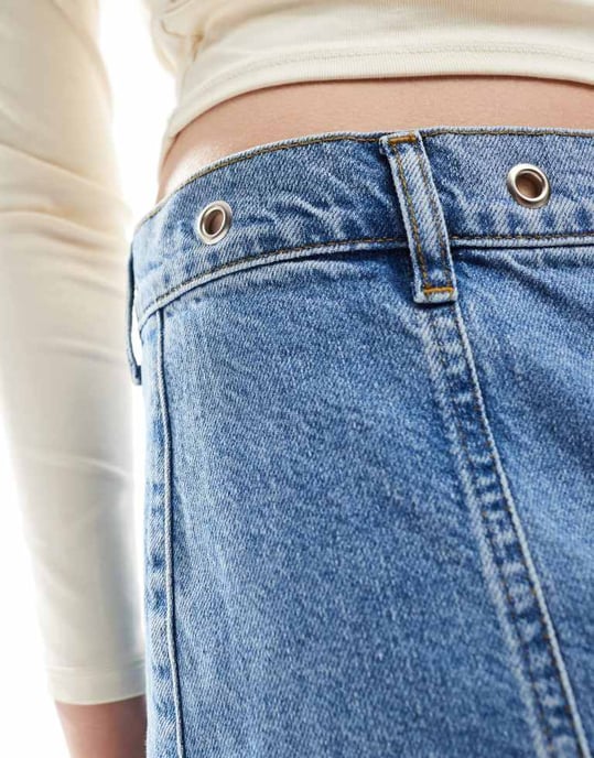 ASOS DESIGN mid waist denimkjol med ögla i midjan - Image 3