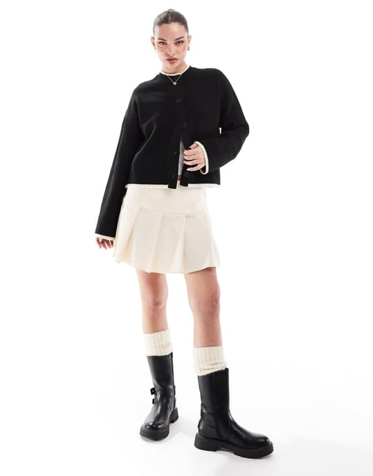 Miss Selfridge bengaline plisserad minikjol i krämsfärg - Image 3