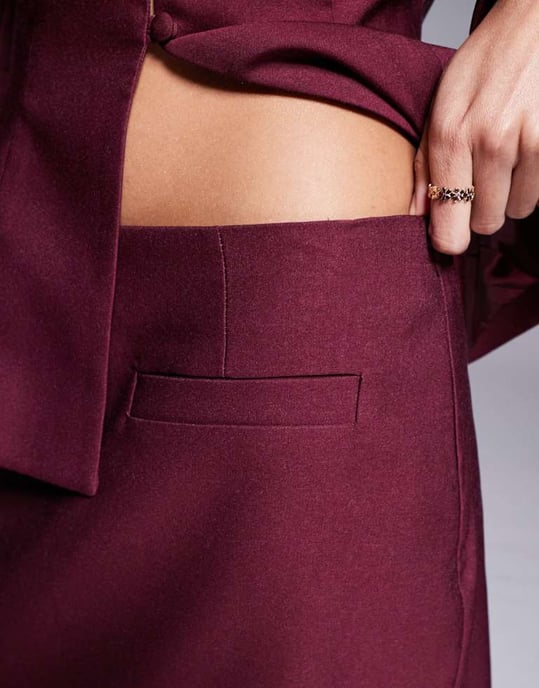 ASOS DESIGN skräddarsydd pelmet mini kjol i bordeaux - Image 2