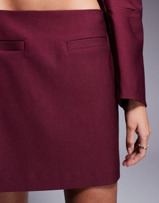ASOS DESIGN skräddarsydd pelmet mini kjol i bordeaux - Image 4