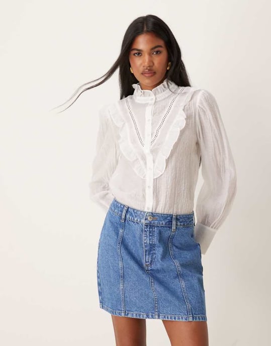 ASOS DESIGN denim sömmad mini kjol i mellanblå - Image 1