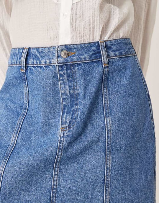 ASOS DESIGN denim sömmad mini kjol i mellanblå - Image 2
