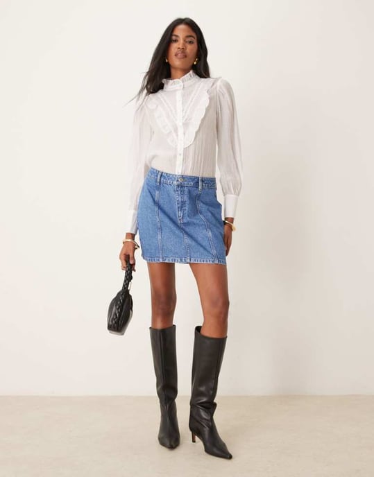 ASOS DESIGN denim sömmad mini kjol i mellanblå - Image 4