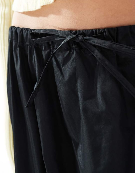 ASOS DESIGN A-linjead maxi kjol i taffeta i svart - Image 4