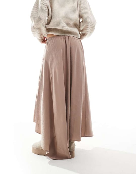 ASOS DESIGN asymmetrisk midikjol i cupro i brun - Image 3