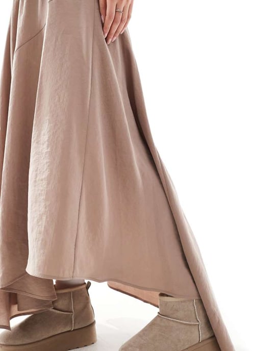 ASOS DESIGN asymmetrisk midikjol i cupro i brun - Image 4