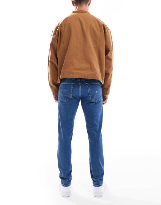 Tommy Jeans Austin slim tapered jeans i mellan tvätt - Image 2