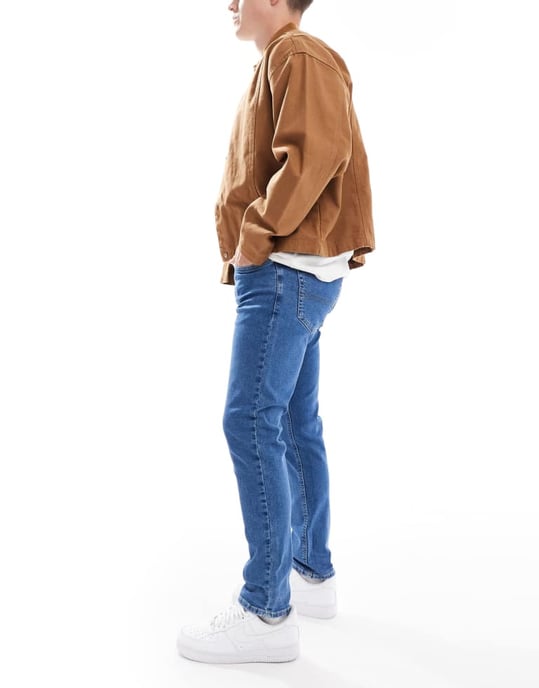 Tommy Jeans Austin slim tapered jeans i mellan tvätt - Image 3