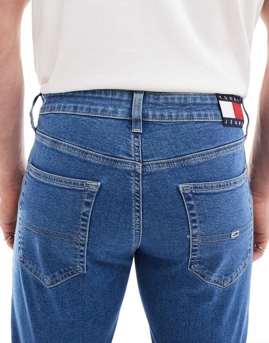 Tommy Jeans Austin slim tapered jeans i mellan tvätt - Image 4