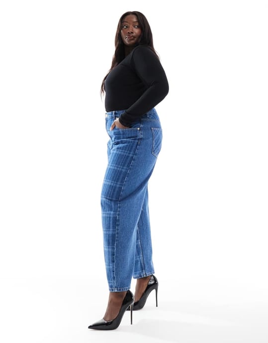 ASOS DESIGN Curve slim barreljeans i rutigt mönster - Image 2