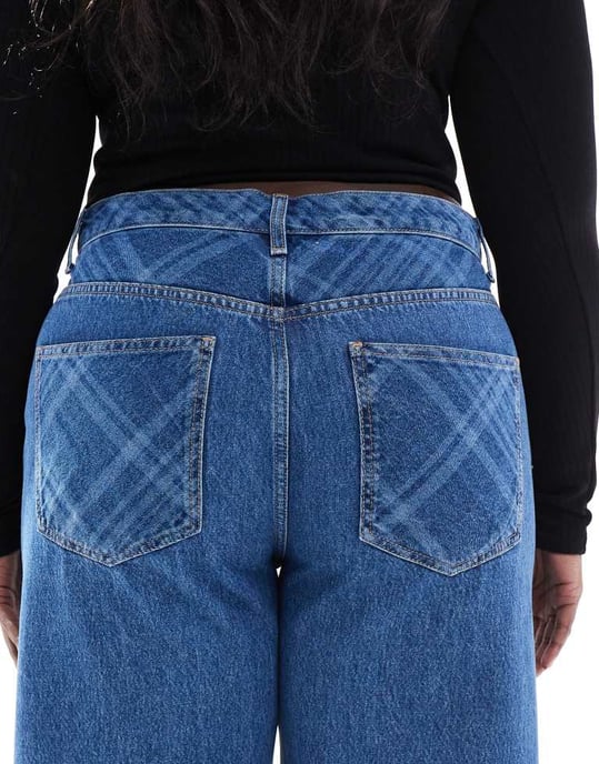 ASOS DESIGN Curve slim barreljeans i rutigt mönster - Image 4