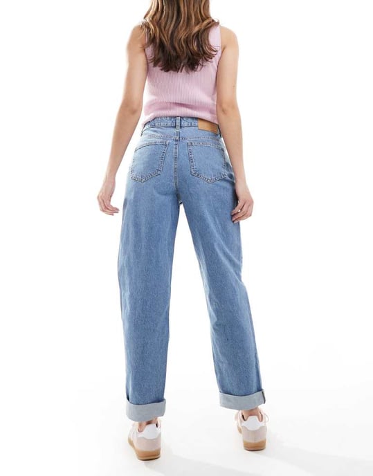ASOS DESIGN högmidjade avslappnade momjeans i mellanwash med knärevor - Image 2