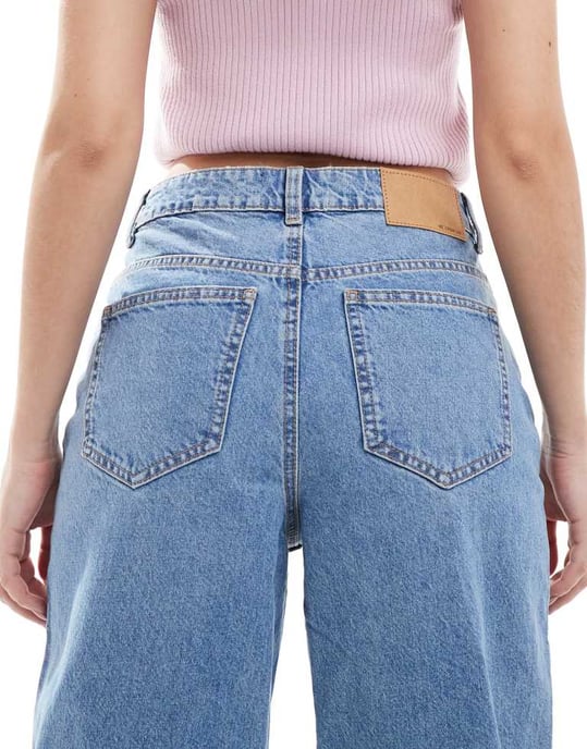 ASOS DESIGN högmidjade avslappnade momjeans i mellanwash med knärevor - Image 4