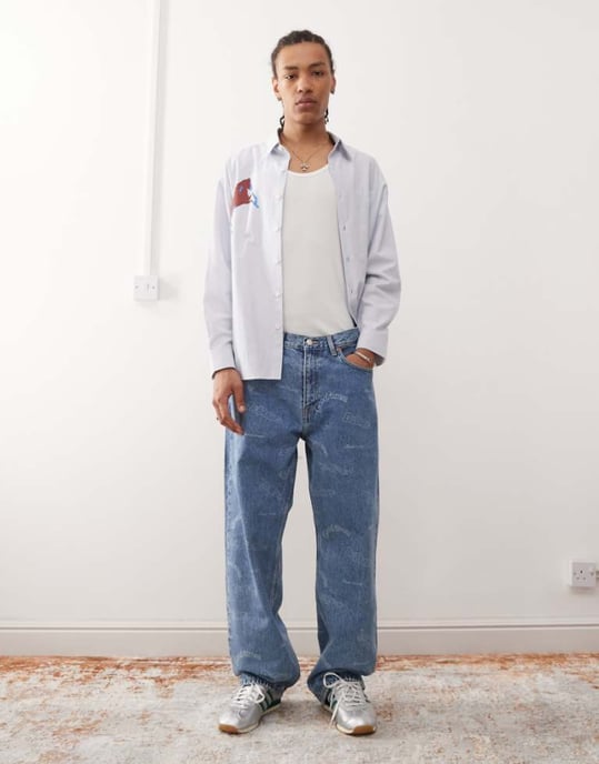 Dr Denim Omar avslappnad passform raka jeans i retro jubileumstryck - Image 1