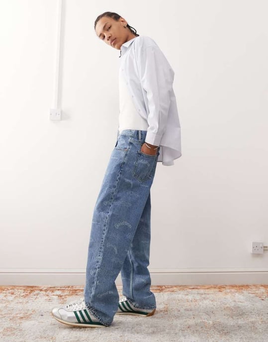 Dr Denim Omar avslappnad passform raka jeans i retro jubileumstryck - Image 3