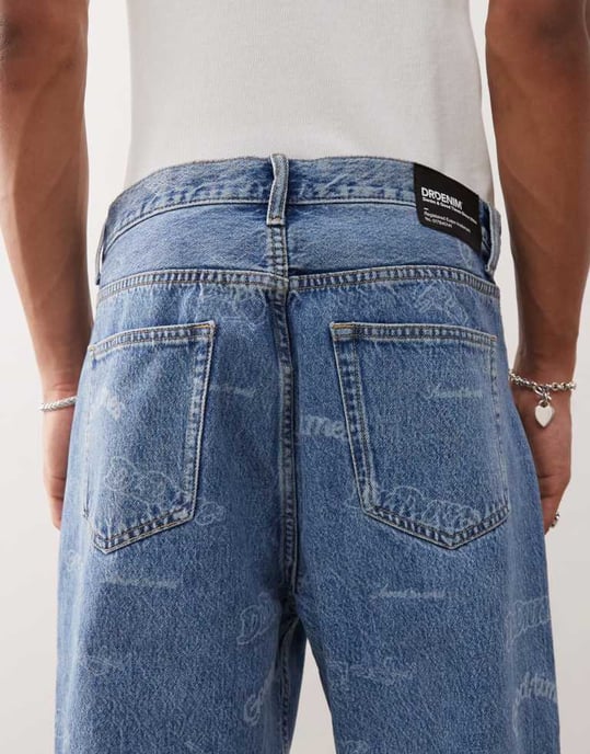 Dr Denim Omar avslappnad passform raka jeans i retro jubileumstryck - Image 4