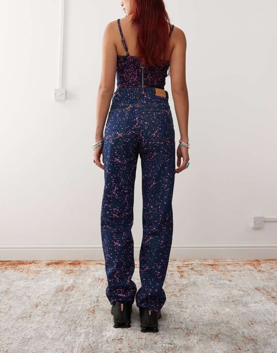 Monki co-ord Aimo raka jeans i mörkblå med rosa färgfläckar - Image 2