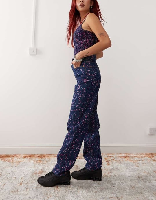 Monki co-ord Aimo raka jeans i mörkblå med rosa färgfläckar - Image 3