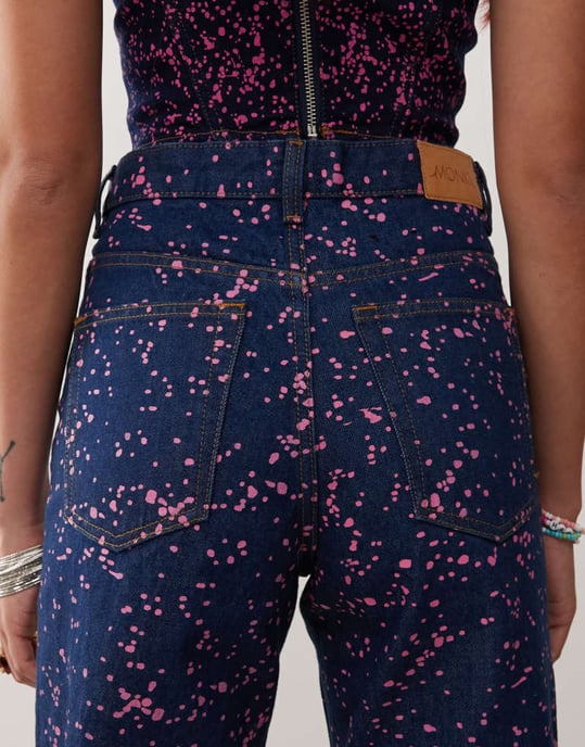 Monki co-ord Aimo raka jeans i mörkblå med rosa färgfläckar - Image 4