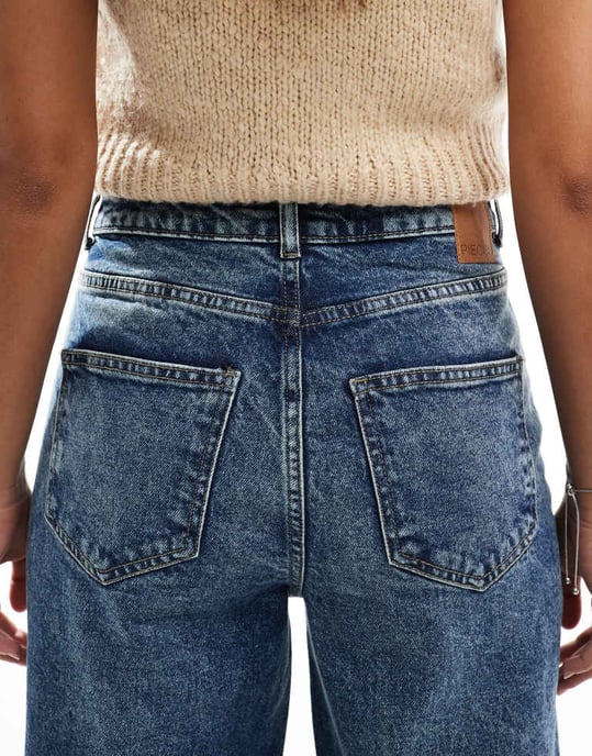 Pieces Selma high waisted wide leg jeans in medium blue rinse - Image 4
