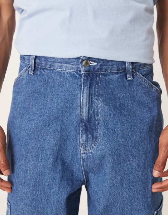 ASOS DESIGN breda skaterjeans med cargo-fickor i medelblå tvätt - Image 2