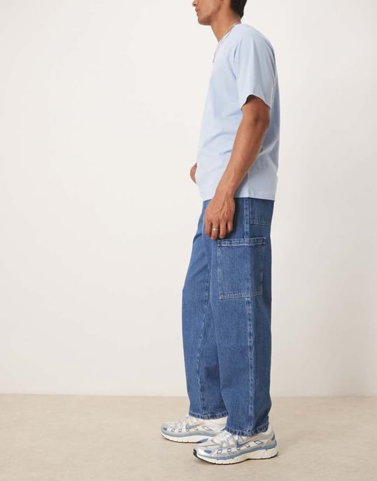 ASOS DESIGN breda skaterjeans med cargo-fickor i medelblå tvätt - Image 3