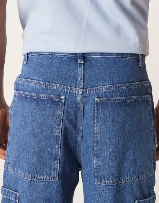 ASOS DESIGN breda skaterjeans med cargo-fickor i medelblå tvätt - Image 4