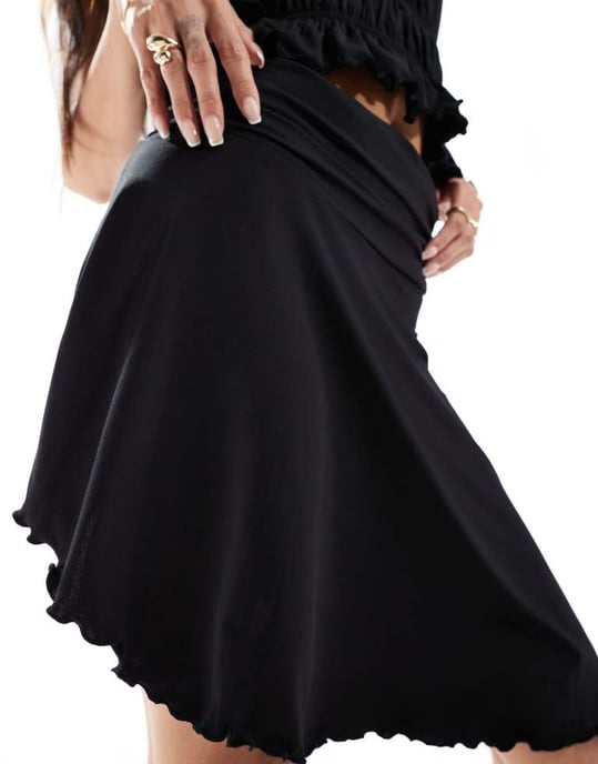 ASOS DESIGN rynkad asymmetrisk kjolset i svart - Image 3
